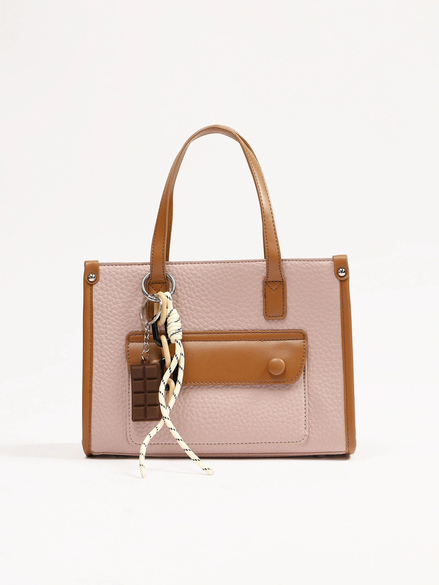 Сумка-тоут с декоративным брелком в ассортименте Сумка-тоут с декоративным брелком в ассортименте